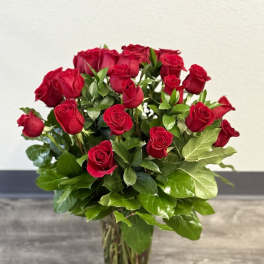 Bouquet of red roses in a clear glass vase