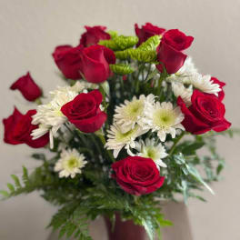 Red roses and white daisies in a vase