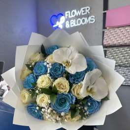 Bouquet of blue and cream roses with white orchids