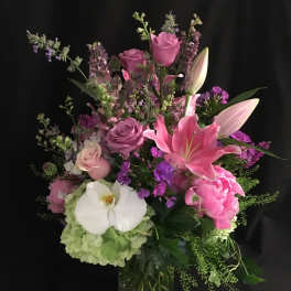 Pink and white mixed bouquet in a glass vase