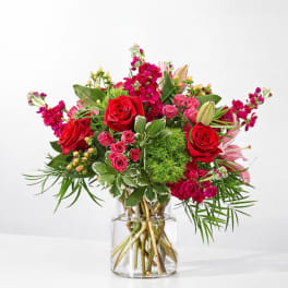 Red and pink mixed bouquet in a clear glass vase