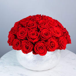 Red rose bouquet in a white round vase