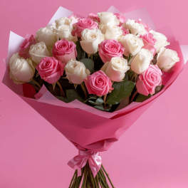 Cotton Candy Bouquet – Pink & White Roses Wrapped in Soft Elegance