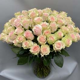 Bouquet of pale pink roses in a clear glass vase
