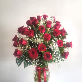 Bouquet of red roses with baby's breath in a glass vase