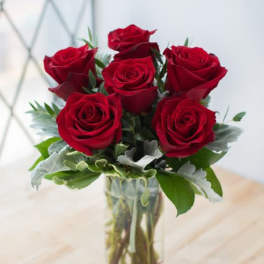 Bouquet of red roses in a clear glass vase