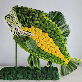 Fish-shaped floral display made of green, yellow, and white chrysanthemums