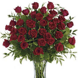 Bouquet of red roses in a clear glass vase