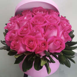 Bouquet of bright pink roses in a round pink box