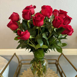 Bouquet of red roses in a clear glass vase