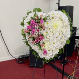 Heart-shaped floral wreath with white daisies and pink roses
