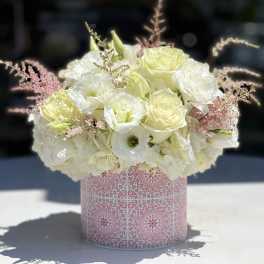 White and pale yellow bouquet in a pink patterned box