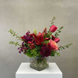 Mixed pink and red bouquet in a clear glass vase