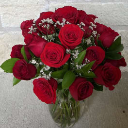 Bouquet of red roses in a clear glass vase