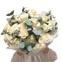 Bouquet of 25 French roses and green eucalyptus.