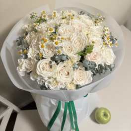 bouquet of white piano roses with delicate daisies