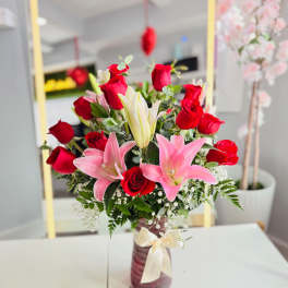 Bouquet of red roses and pink lilies in a vase