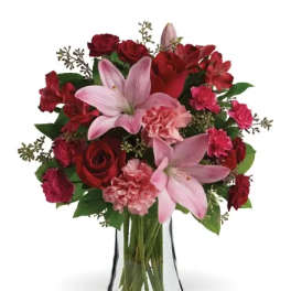 Red and pink mixed bouquet in a clear glass vase