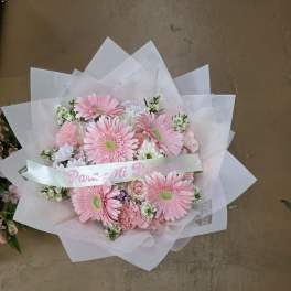 Pink gerbera daisy bouquet with a "Para Mi Princesa" ribbon