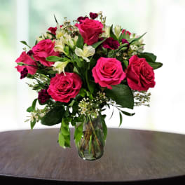 Pink rose bouquet in a clear glass vase