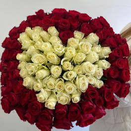 bouquet of 100 roses with a heart in the middle, for a marriage proposal