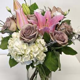 Beautifull arrangement with purple roses.