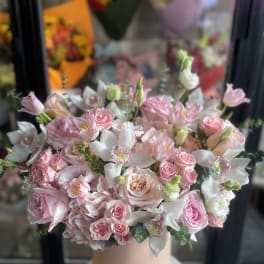 Pink and white rose bouquet in a blush hatbox