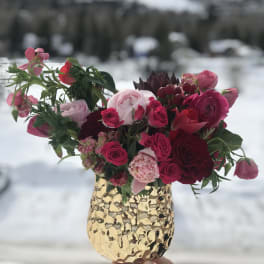 Pink and red mixed bouquet in a gold textured vase
