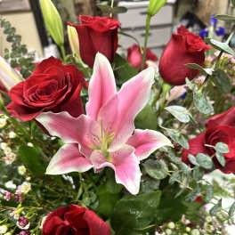 Bouquet of red roses and a pink lily