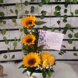 L de girasoles y rosas amarillas