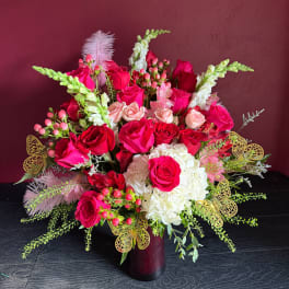 Bouquet of pink and red roses with white hydrangea in a vase