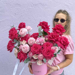 Large pink and hot pink rose bouquet in a pink hat box