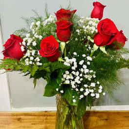 Classic Dozen Long Stemmed Red Roses in Vase