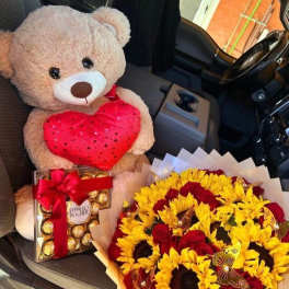 Ramo de rosas y girasoles.