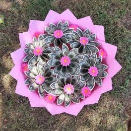 Arreglo de flores con billetes y margaritas