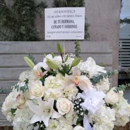 Arreglo floral con condolencias