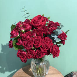 Bouquet of red roses in a clear glass vase