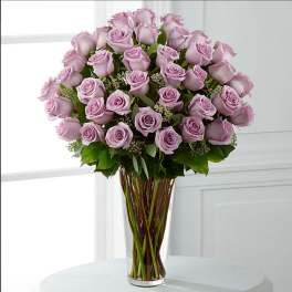 Bouquet of lavender roses in a clear glass vase