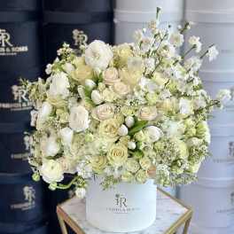 Cream and white rose bouquet in a white hatbox