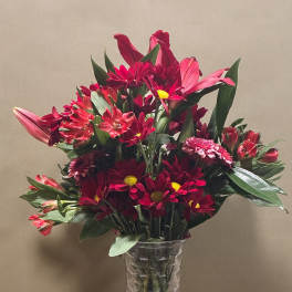 Red and pink mixed bouquet in a clear glass vase