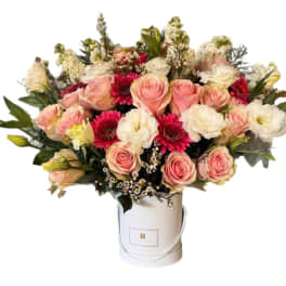 Pink and white rose bouquet in a white hatbox