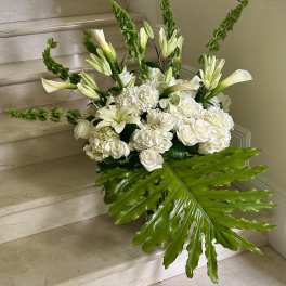 Grand Floral Arranged with Premium Flowers and Premium Vase