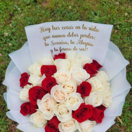Ramo de rosas blancas y rojas