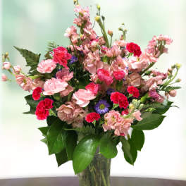 Pink and red mixed bouquet in a clear glass vase