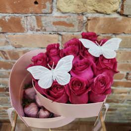 Pink rose bouquet in a round box with white butterfly decorations