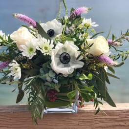 White and pale pink mixed bouquet in a clear glass vase