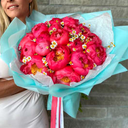 Large bouquet of bright pink peonies with small white daisies