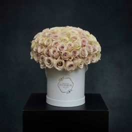 Round bouquet of pale pink roses in a white hat box