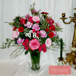 Pink and red mixed bouquet in a clear glass vase