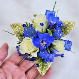 Small bouquet with white roses and bright blue flowers